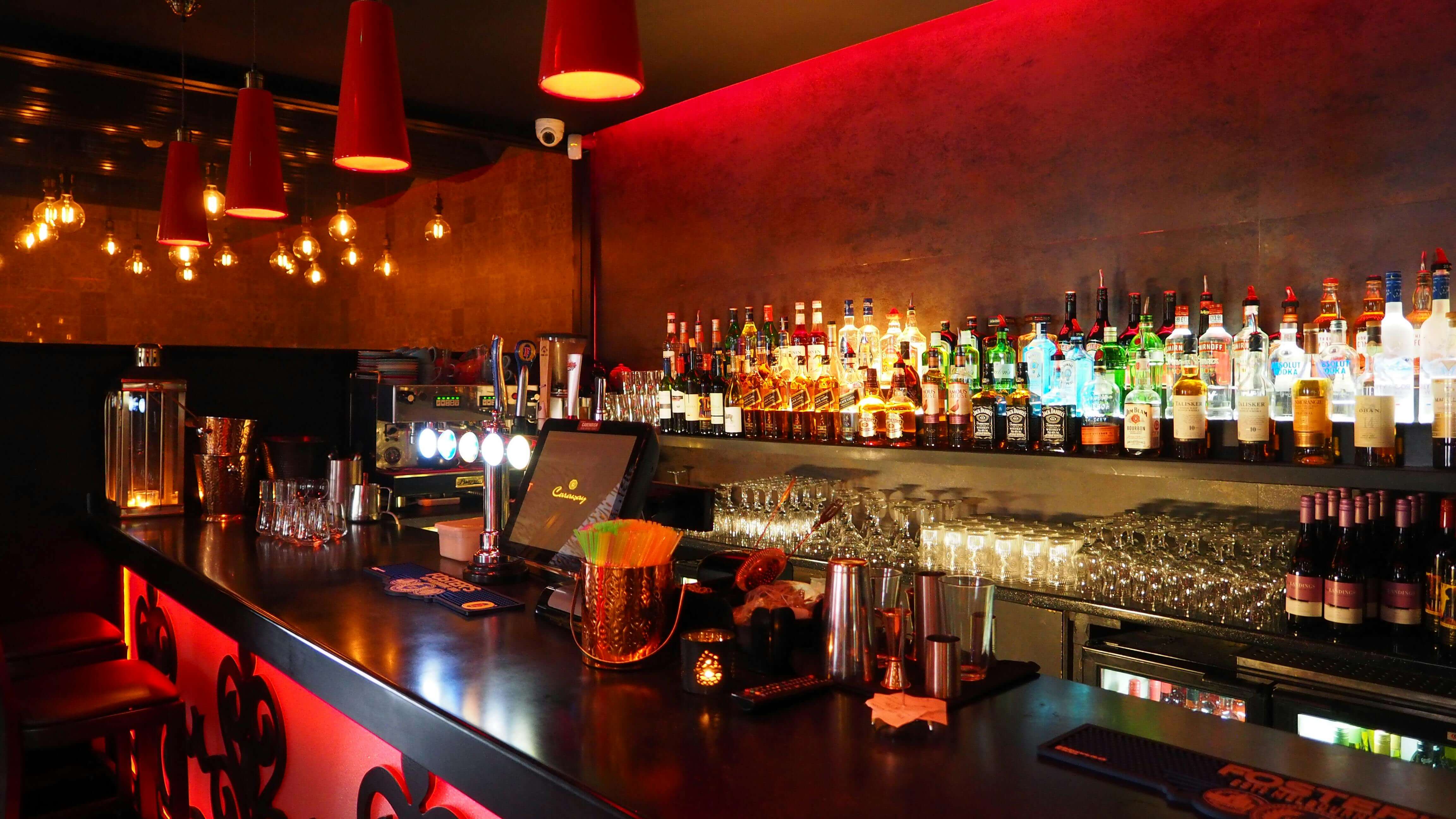 Bar Wolves 店内写真1