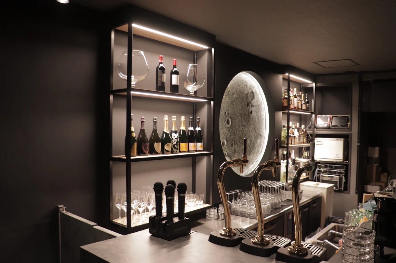 Bar Wolves 店内写真1